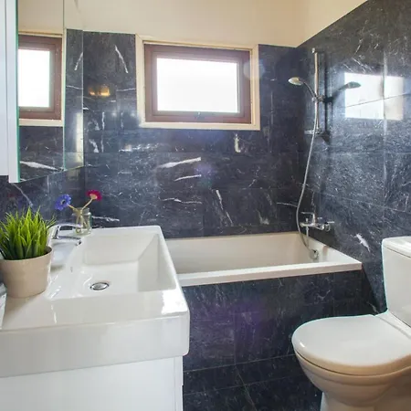 You And Your Family Will Love This Close To The Beautiful Town Of Protaras, 1479 فيلة بروتاراس